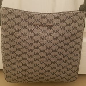 BNWOT MICHAEL KORS SIGNATURE JET SET CROSSBODY
